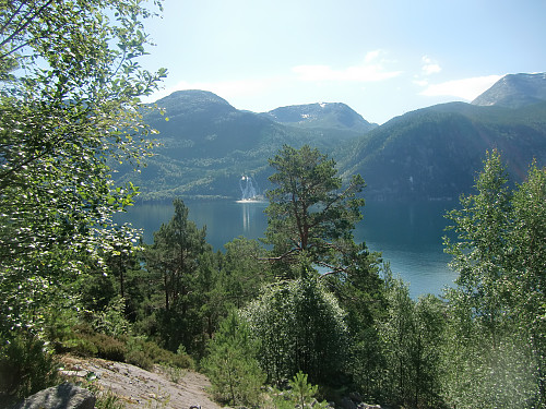 Furebergsfossen på andre siden av Maurangsfjorden 