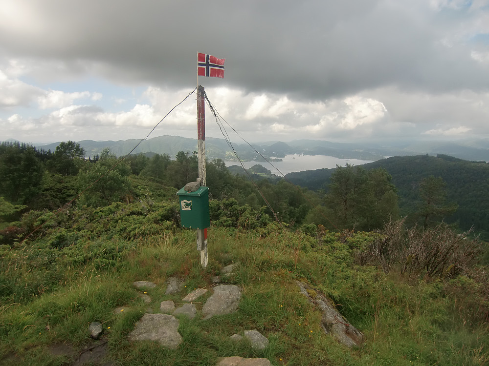 Burkelandsfjellet med utsikt nordover mot Lindås