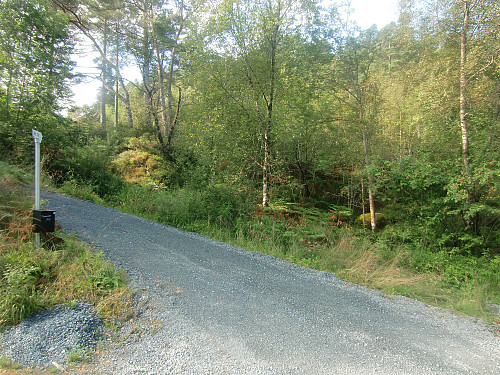 Stien begynner der nr. skilt til hus står
