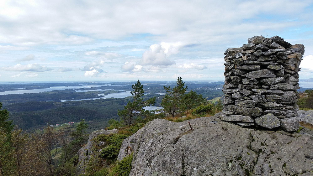 Toppen på Skausnøya med sin store varde og fine utsikt.