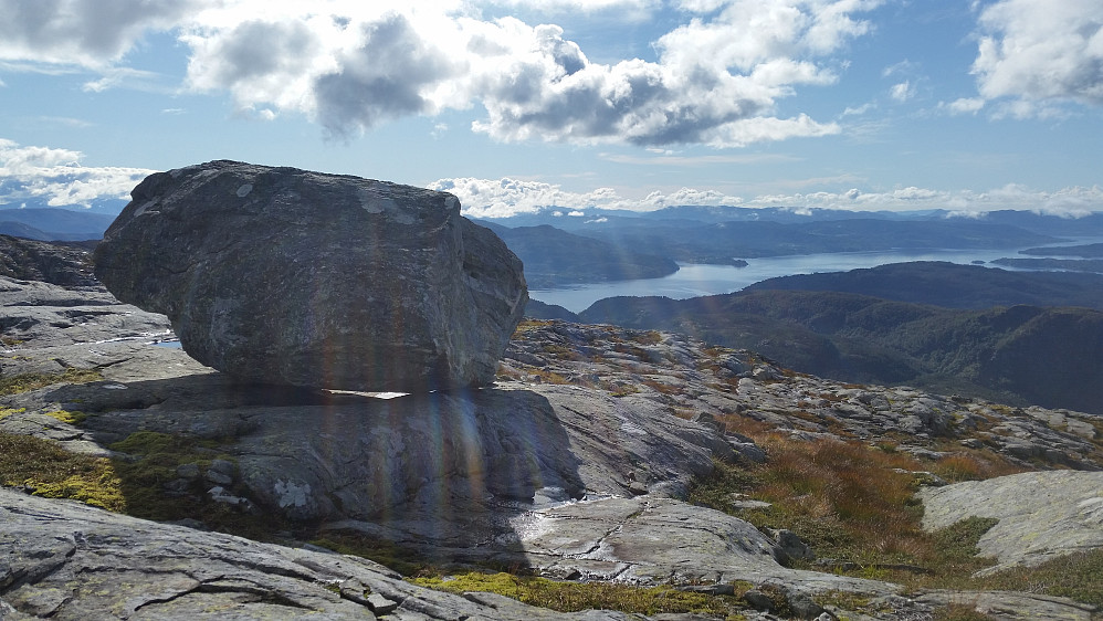 En stor stein oppe på Nipefjellet, Osterfjorden i det fjerne.