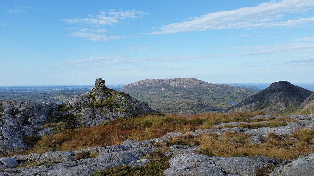 Varden på toppen av Litlfjellet. Utsikt mot nord med fjellene  Øyjordsfjellet og Eldsfjellet.