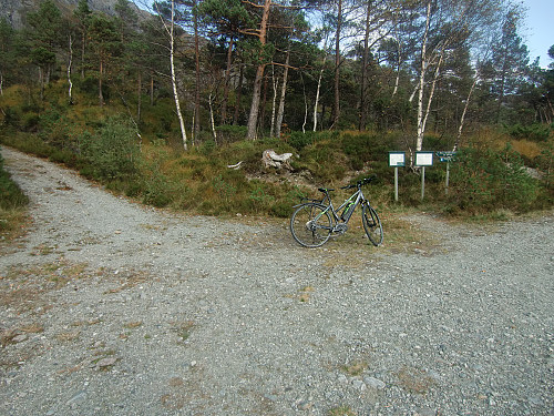 Låste sykkelen her og turen videre gikk opp veien til venstre