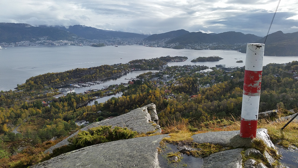 Her Bergen sentrum med byfjorden. Også fin utsikt mot øst med Sandviken og Åsane.