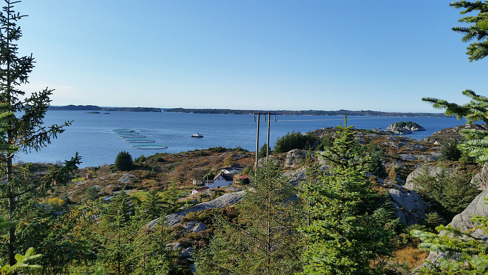 Utsikt fra toppen med Hjeltefjorden og Øygarden