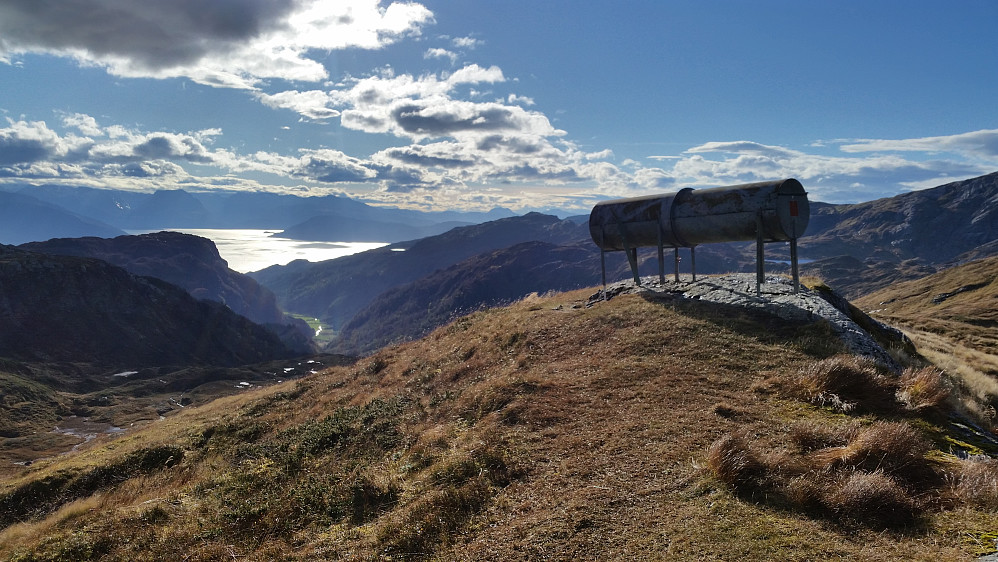 Toppen på Såta med nød skikjelke-hus. Utsikt mot syd, Hardangerfjorden og Strandadalen i Strandebarm.