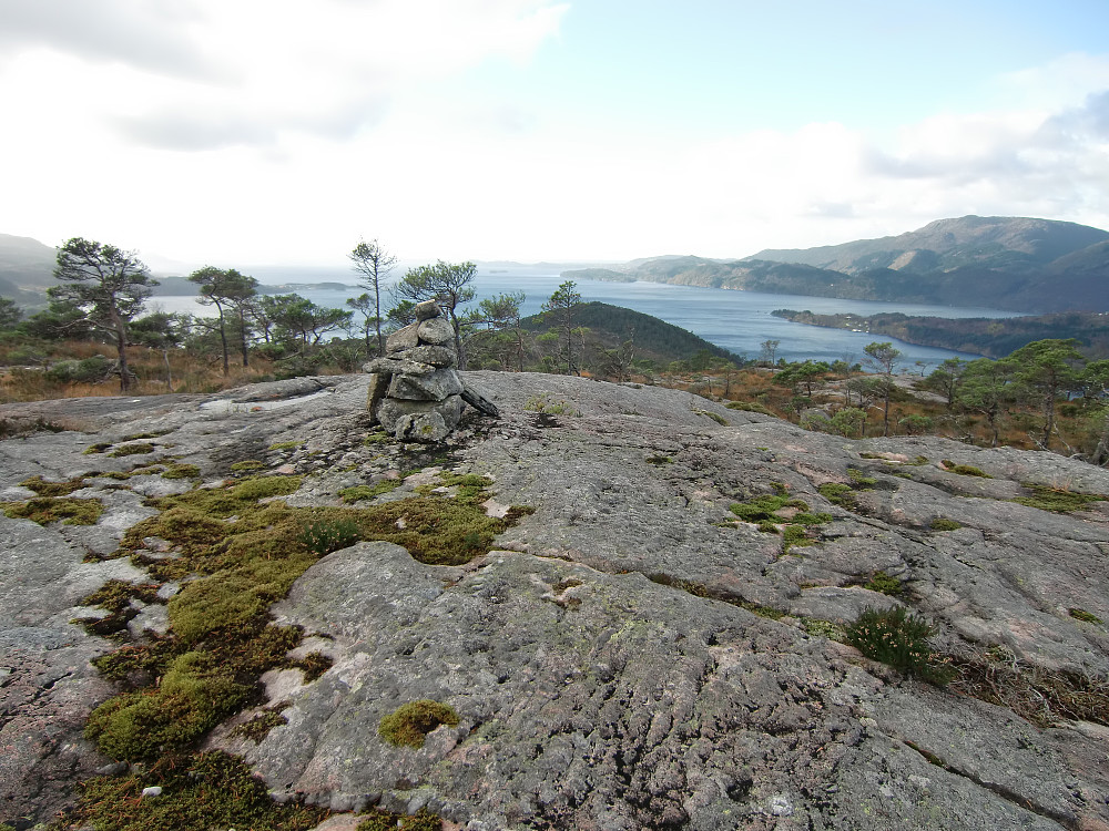 Dormannsnipa 269 med utsikt sydover mot Fusafjorden. 