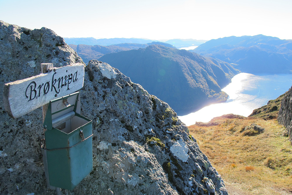 Brøknipa med utsikt mot Hananipa og Gullfjellet.