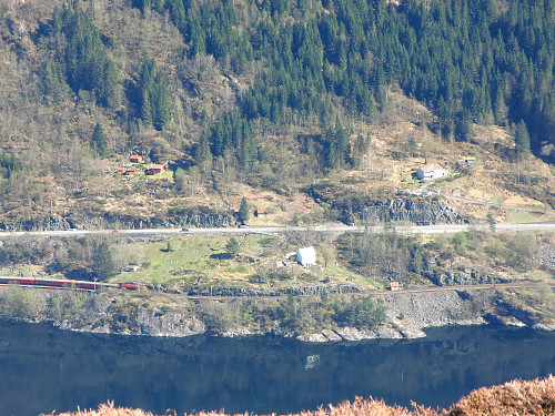 Utsikt fra Raudskredvarden mot Fossmark (zoomet) med toget på vei mot Bergen