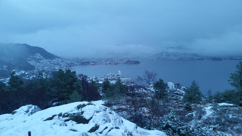 Ørneberget i snøbyer