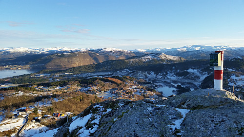 Trig. punkt på Skagen med postkasse og bok.  Punktet ligger 70m. lengre nede på ryggen. Her med utsikt mot Haukås.