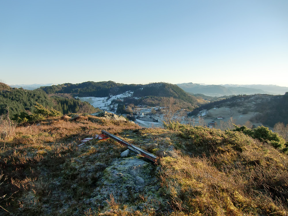 Baugfjellet med restene etter et Trig.p. er PB post men ikke den høyeste punktet.  En topp 300 m. lengre nord og Salbukletten rett ved siden av er ca. 1m. høyere.