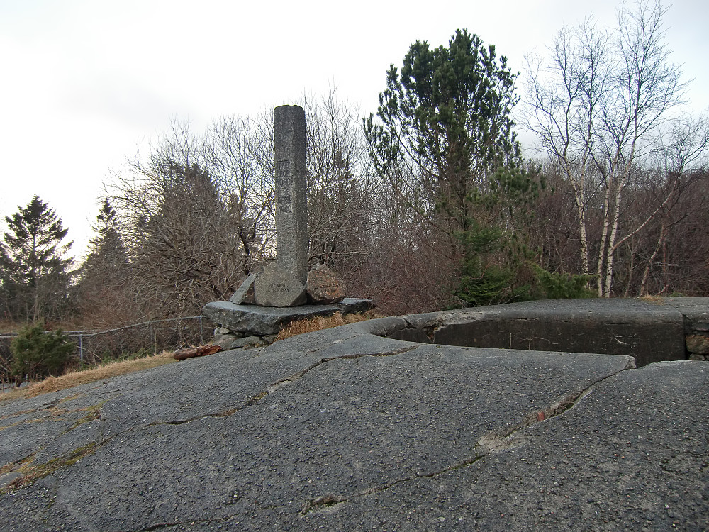 Minnesmerke over falne på Hellen fort 9. april 1940. 