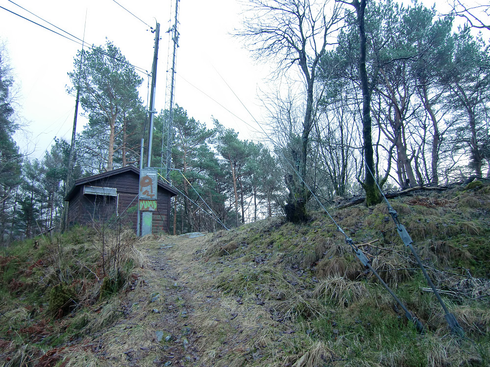 På toppen av Fagerdalsfjellet er det et hus med telemast