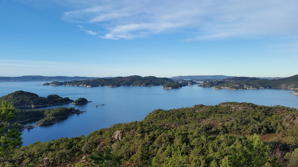 Mot Korsneset og Krokeide der fergen til Austevoll går fra. 