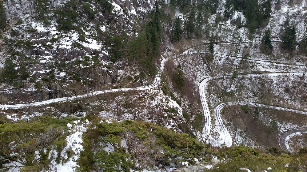 Munkebottsveien fra Håmanen. Veien ble ferdig 1870, og var eneste veiforbindelse mellom Bergen og Åsane frem til 1930 da ny vei sto ferdig rundt Eidsvågsneset.