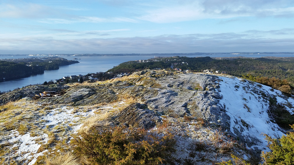 Toppen på Klettane med utsikt utover Davangsvågen mot Hjeltefjorden 