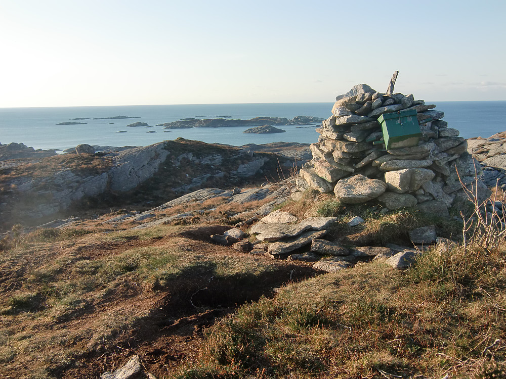 Varde med postkasse og bok. I tillegg fin utsikt over de ytterste skjær mot havet. 