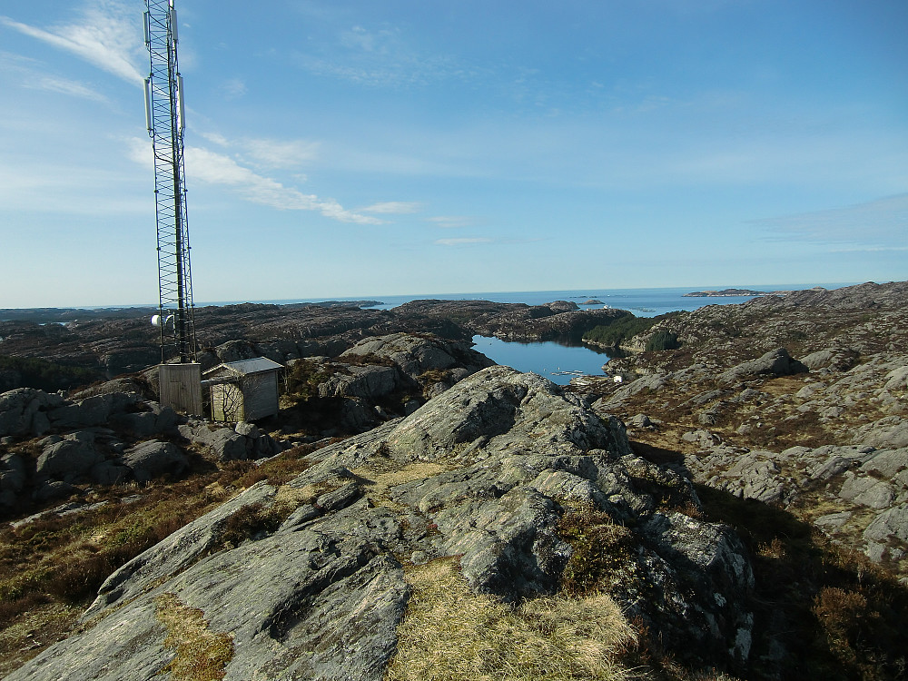 Toppunktet ligger noen meter nord for masten, ingen markering på det høyeste punktet. 