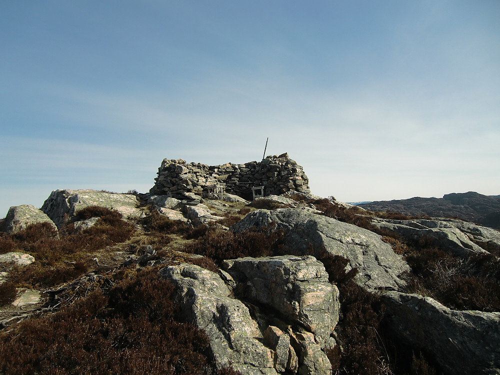 På toppen er det en stor levegg i stein med sitteplasser inne i. Fin plass å sitte å se utover havet.