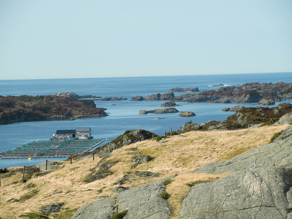 Utsikt fra toppen mot storhavet. Noe inn-zoomet.