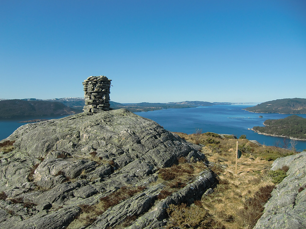 På toppen med utsikt utover Austfjorden med Mongstad ytterst. 