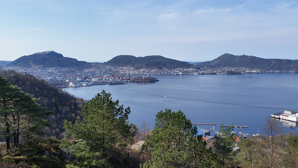 Utsikt fra Håmanen. Bergen, her med 3 av Bergens 7 fjell. Fra venstre Løvstakken, Damsgårfjellet og Lyderhorn