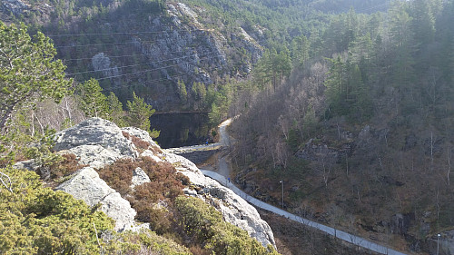 Øvre del av Munkebotn med litt av demningen til Munkebotsvatnet sett fra Håmanen. 