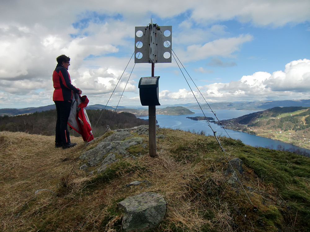 Her med utsikt nordover Hindnesfjorden og Austfjorden lengst ute