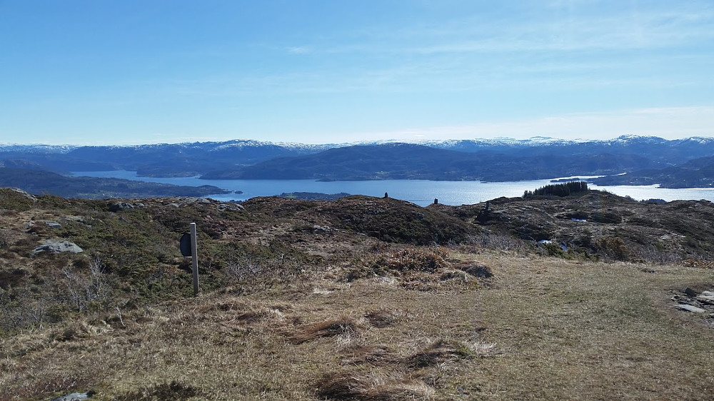 Utsikt fra Krossane mot nevnte 3 varder som jeg var nede til og Osterfjorden