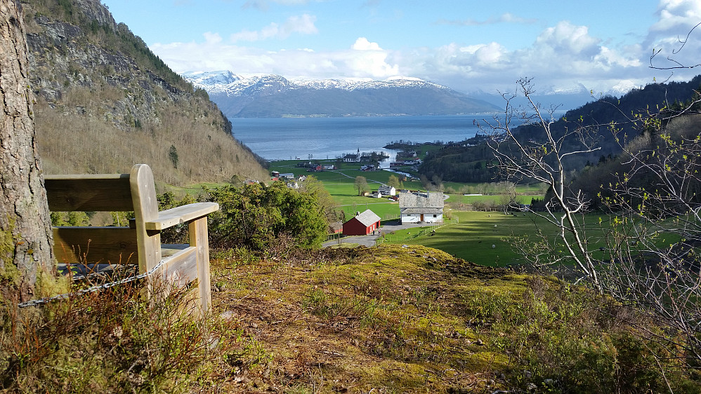 Utsiktspunktet Slottet med gården Skogasel rett under og Strandadalselva som renner ut mellom Berge og Bru