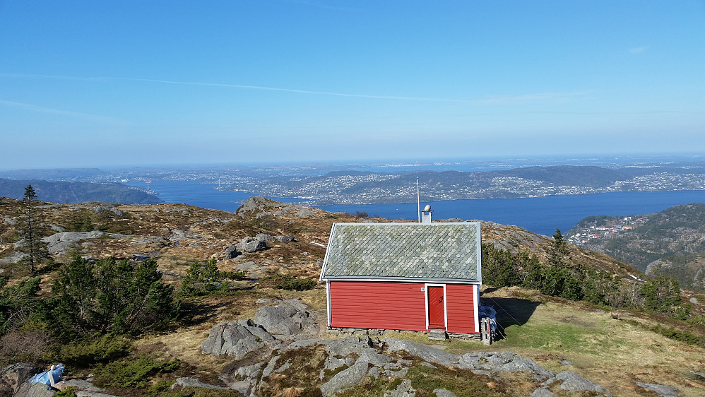 Dreggehytten med utsikt mot Askøy. 