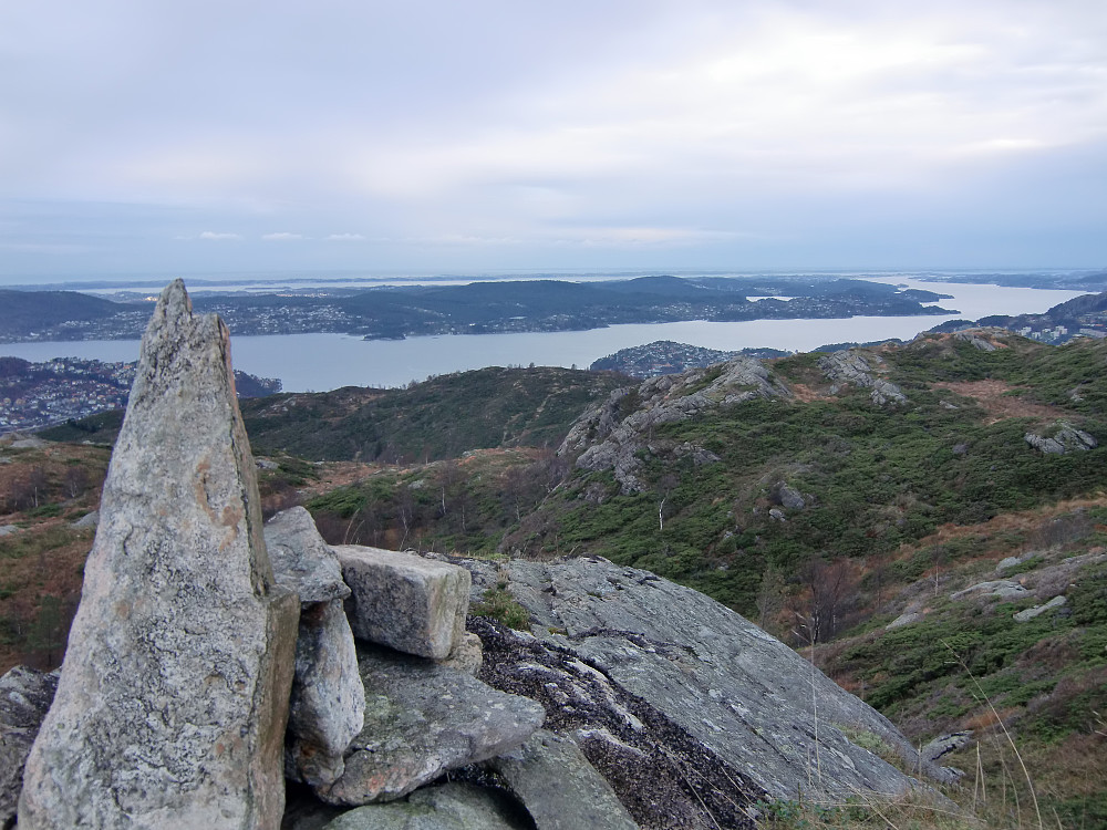 Liten varde på toppen av Raunfjellet. Utsikt mot nordre del av Askøy