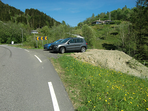 Parkeringsplassen der traktorveien begynner.