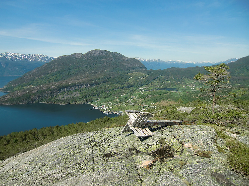 Varden 399, her med utsikt mot Herand og fjellet Samlen