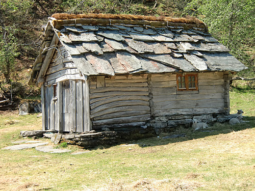Meget gammelt sel på Kvannvik, på info tavle ved selet står det at dette er trolig det eldste selet i dalen. 