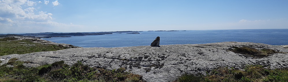 Toppen på Goltaberget  med havet som nærmeste nabo.