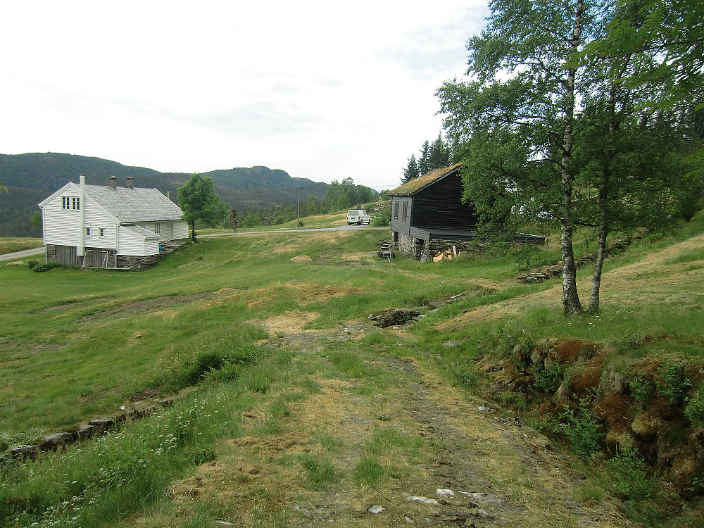 Noen av gårds-husene på Husdalen. Bilde tatt fra skogsveien som går videre oppover. 