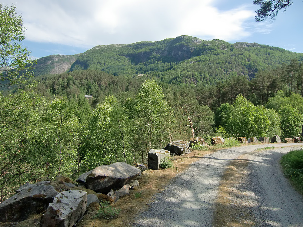 På vei oppover mot gården Husdalen 