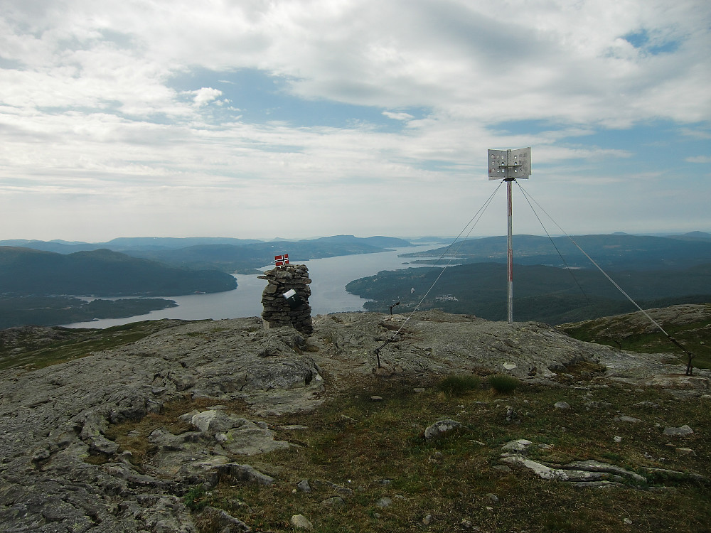 Oppe ved trig.p. 623 der det er postkasse med turbok. Et flott utsiktspunkt, og turmål. 