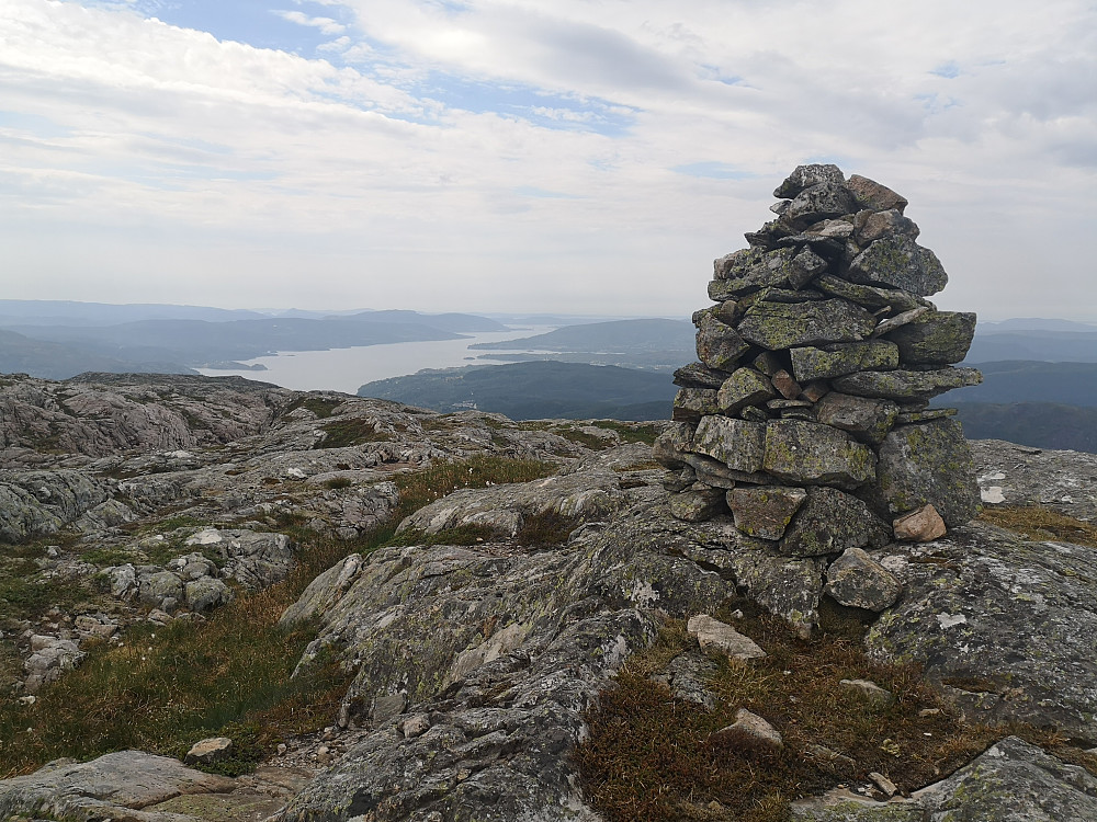 Husdalsfjellet 734, her med utsikt utover Osterfjorden