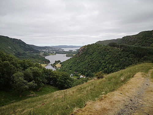 Utsikt mot Eidsvåg fra veien rett før grinden inn på tunet.
