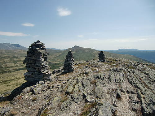Mange varder på Karihaugen, her 3 stykker på en topp rett nord for toppvarden med utsikt ned mot Hovden