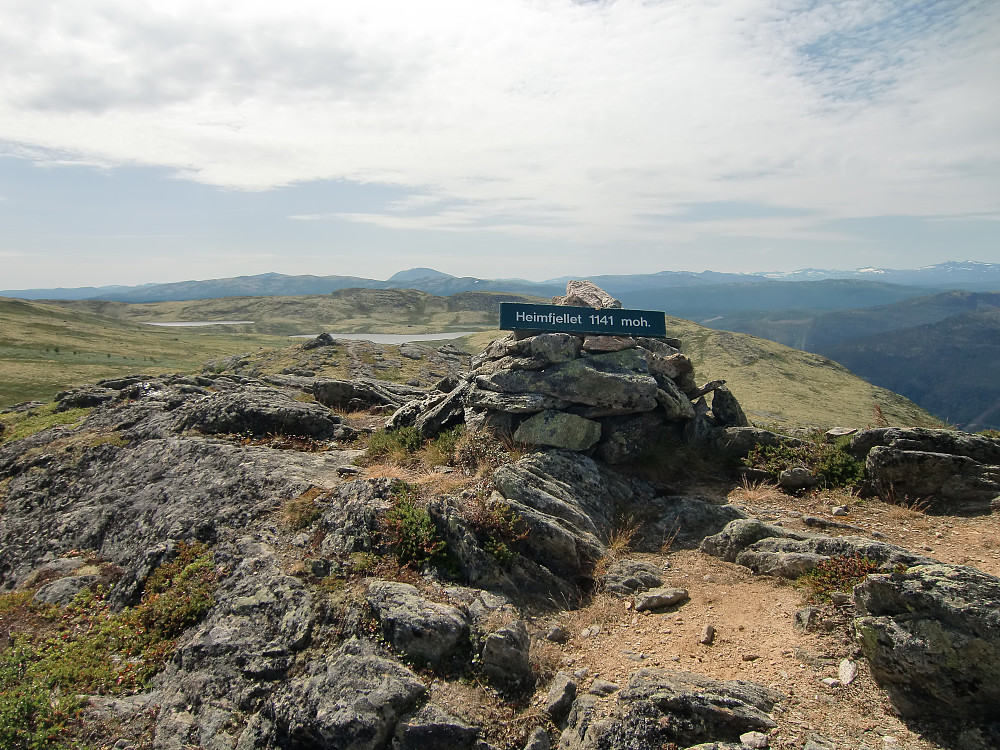 Toppen på Heimfjellet  heter Heimhaugen 1145 og ligger rett syd for trig. p. og er 4 m. høyere. Skiltet er feilplassert, hører til der trig.p. er. 