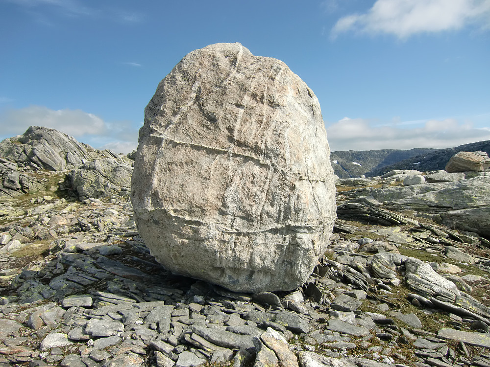 Oppe på toppen ligger denne store runde steinen. Rult mye med isen?