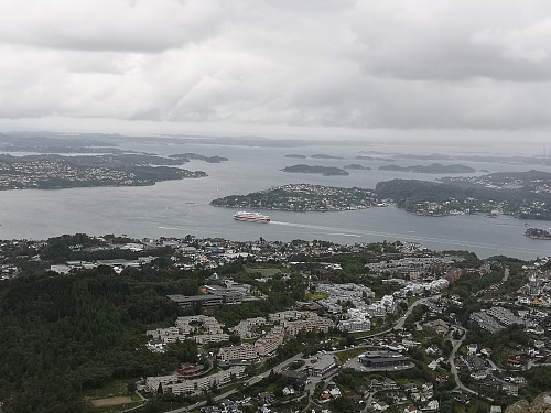 Danskebåten på vei ut byfjorden