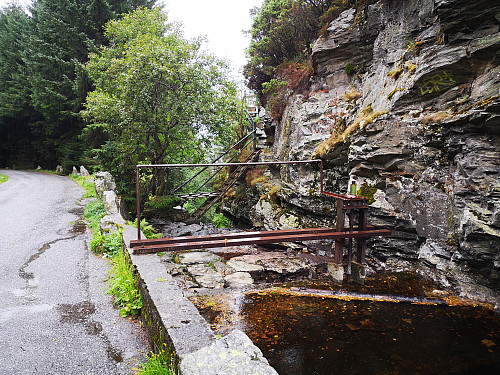 I nordenden av Langevannet går stien opp til Orretua. Bratt sti, med flere utlagte taulengder og stiger.