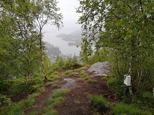 På vei opp passeres trim post til idrettslag. Skimter Eidsvågen. 