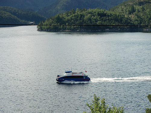 Turistene for forbi ved start, båtruten Bergen - Mostraumen