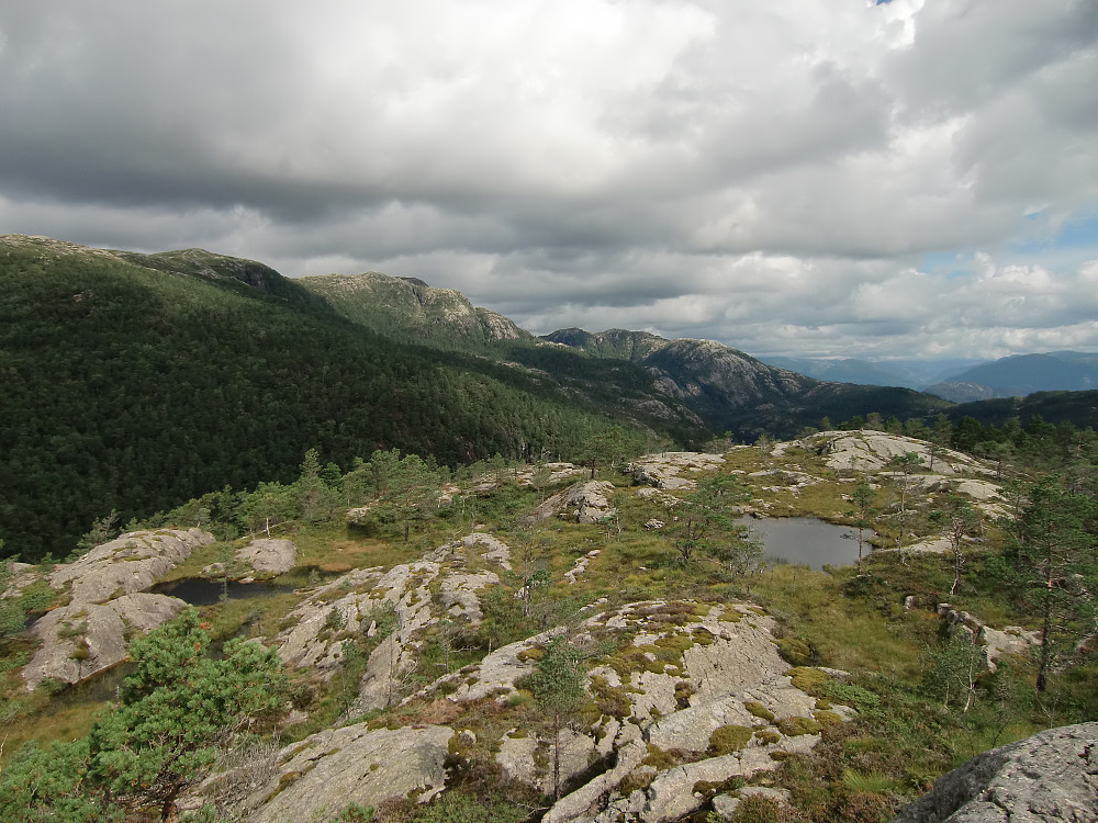 Utsikt mot Husdalsfjellet og Hiklettane 